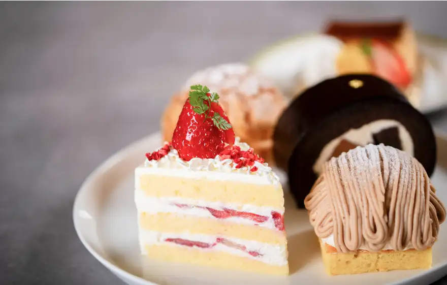 画像:季節のケーキ （苺ショート、モンブラン、チョコロール）