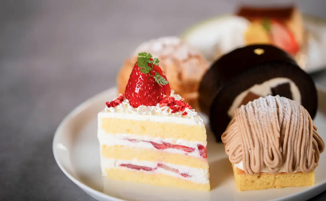 画像:季節のケーキ （苺ショート、モンブラン、チョコロール）
