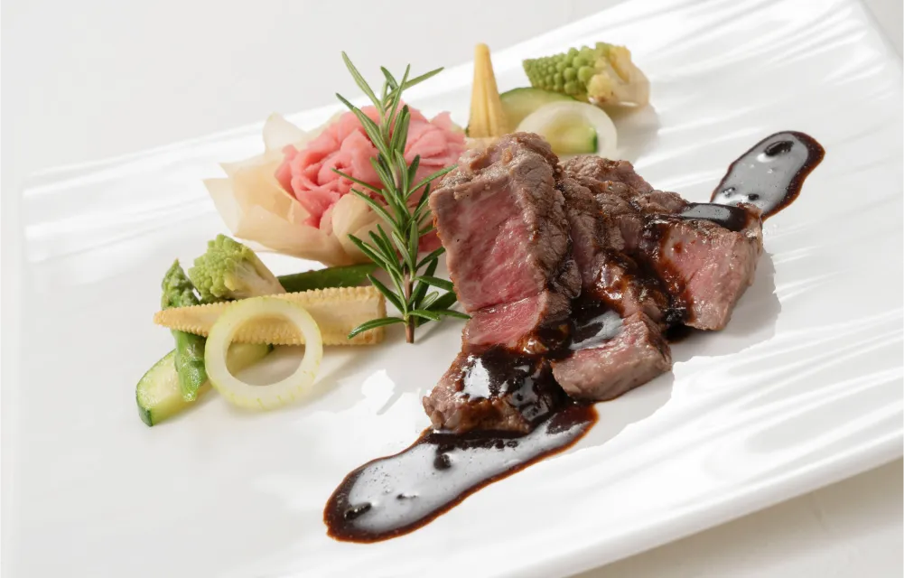 画像:肉料理 常陸牛フィレ肉のロースト 黒トリュフソース