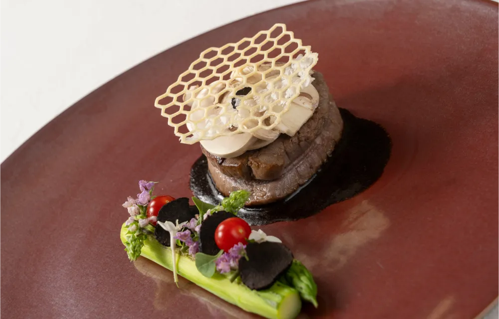 画像:肉料理 ブラックアンガス牛肉のロースト モリーユ茸とトリュフのソース 