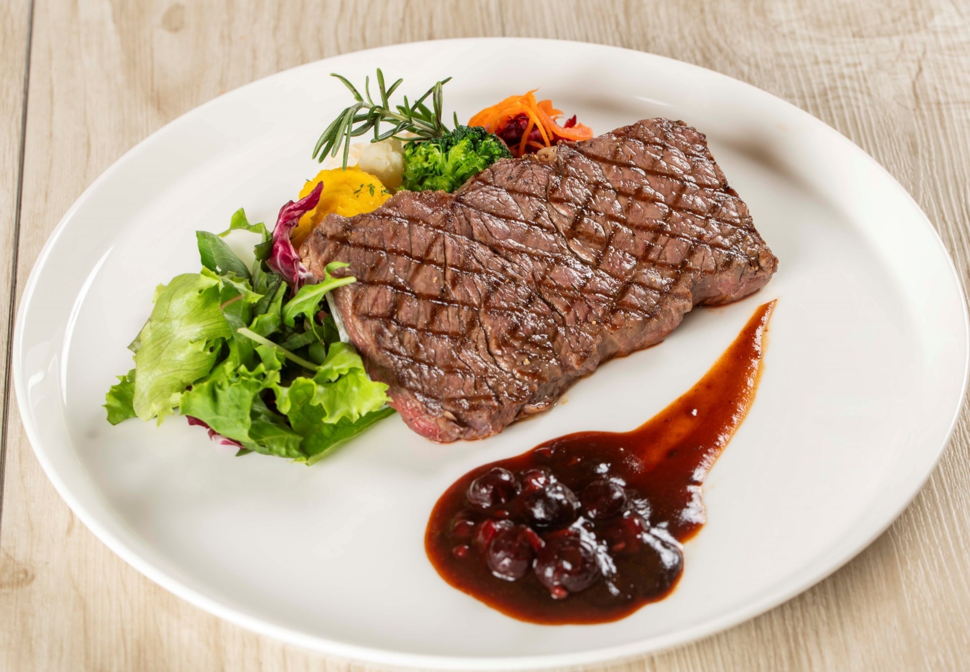 サーロインのグリル　ベリーソース